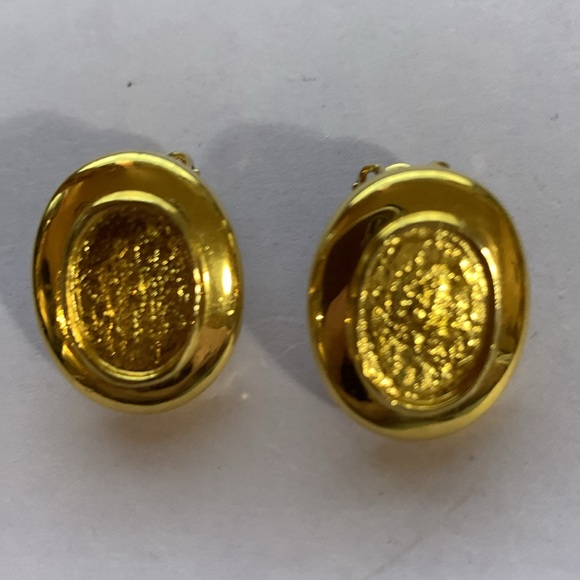 Clip on style earrings - Picture 2 of 3